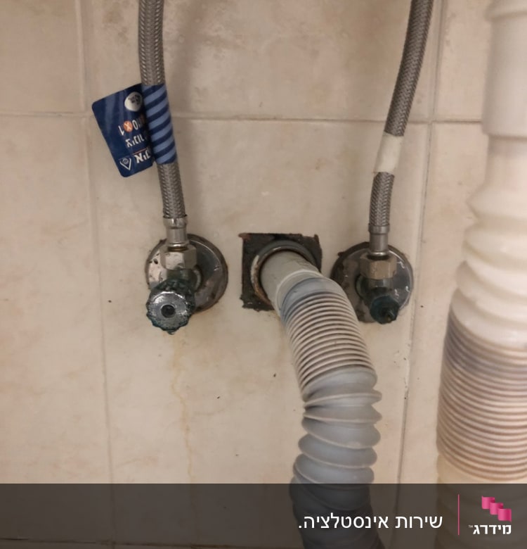 צינורות מים מחוברים לקיר עם ברזים